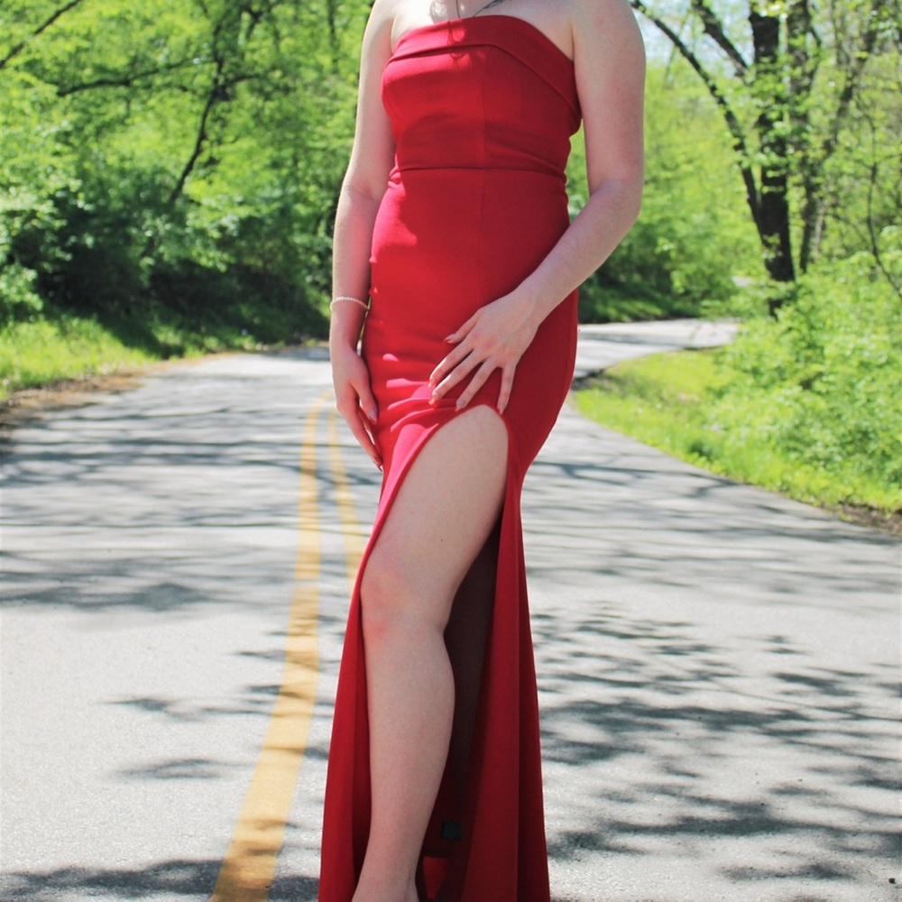 Size 5! Very stretchy ! Loved this dress , very good condition
